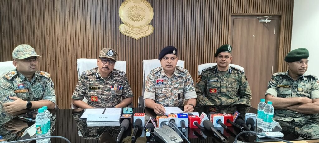 *नेशनल पार्क एरिया में 4 महिला नक्सलियों समेत 6 नक्सली ढेर, मौके से स्वचलित हथियार बरामद*. = मुठभेड़ के दौरान वनभैंसे और भालू के हमले से दो जवान घायल = = एक जवान को रायपुर रेफर, एक का बीजापुर में इलाज जारी =