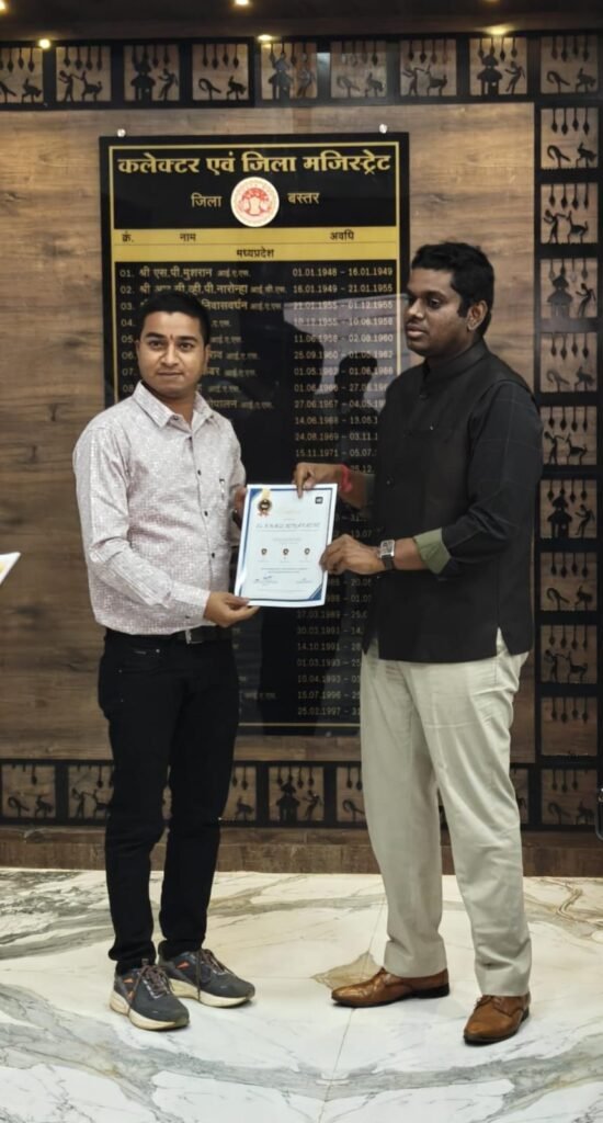 *शिक्षक खगेंद्र पाढ़ी को कलेक्टर ने दिया एजुकेशन हीरो का खिताब* = शिक्षक पाढ़ी ने बढ़ाया बकावंड ब्लॉक का गौरव = = राज्य स्तर पर सम्मानित हो चुके हैं सृजनशील शिक्षक खगेंद्र पाढ़ी =