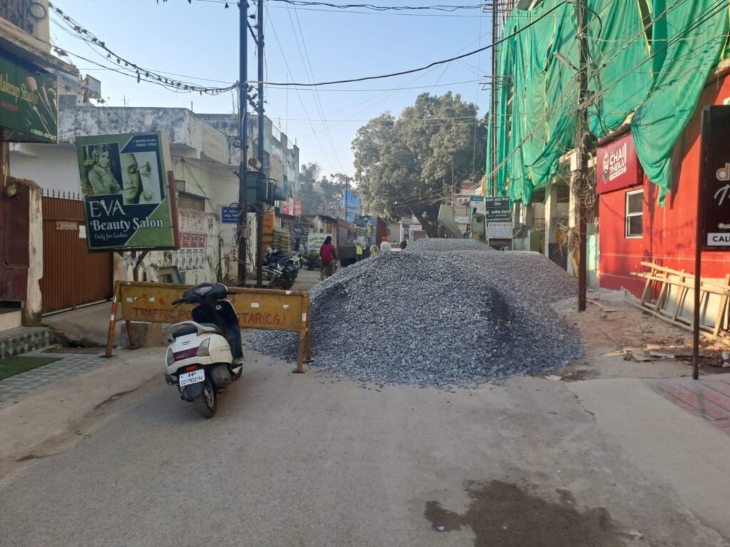 *सड़क पर मलबा फैलाया, ठोंक दिया 10 हजार जुर्माना* = बंसल क्लीनिक को भारी पड़ गया सड़क और नाली जाम करना =