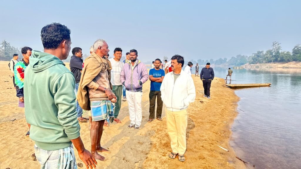 *इंद्रावती नदी में नाव पलटने से एक ही परिवार के लोग 4 लापता, कपड़े से बंधे मिले में मां- बेटी के शव* = माड़ के बोड़गा गांव के 5 लोग सवार थे नाव पर = = उसपरी के साप्ताहिक बाजार से लौटने के दौरान हुआ हादसा =