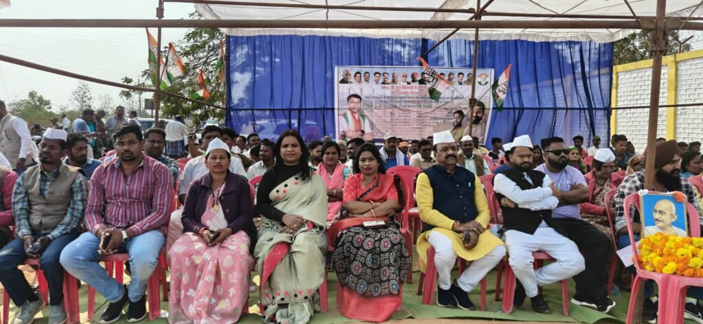 *NMDC की वादा खिलाफी कतई बर्दाश्त नहीं, जल्द से जल्द पूर्ण करें मांगे –सुशील मौर्य* *युवाओं को रोजगार में 50%आरक्षण व CSR मद से प्रभावित गांव के विकास हेतु राशि सुनिश्चित करे NMDC–रेखचंद जैन* *बस्तर जिला कांग्रेस कमेटी द्वारा 11सूत्रीय मांगों को लेकर NMDC की वादा खिलाफी के खिलाफ एकदिवसीय जोरदार धरना प्रदर्शन ..*