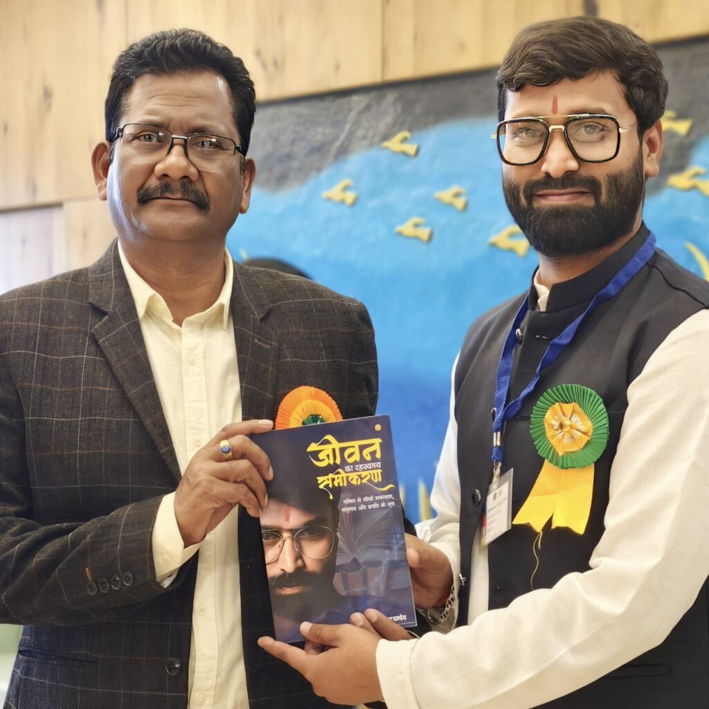 *डीईओ बीआर बघेल का प्रोत्साहन सृजनशील शिक्षकों के लिए बना संबल* = और बेहतर परफॉरमेंस दिखाने लगे हैं शिक्षक = = जिला शिक्षा अधिकारी को शिक्षक राहुल पाण्डेय ने भेंट की पुस्तक =