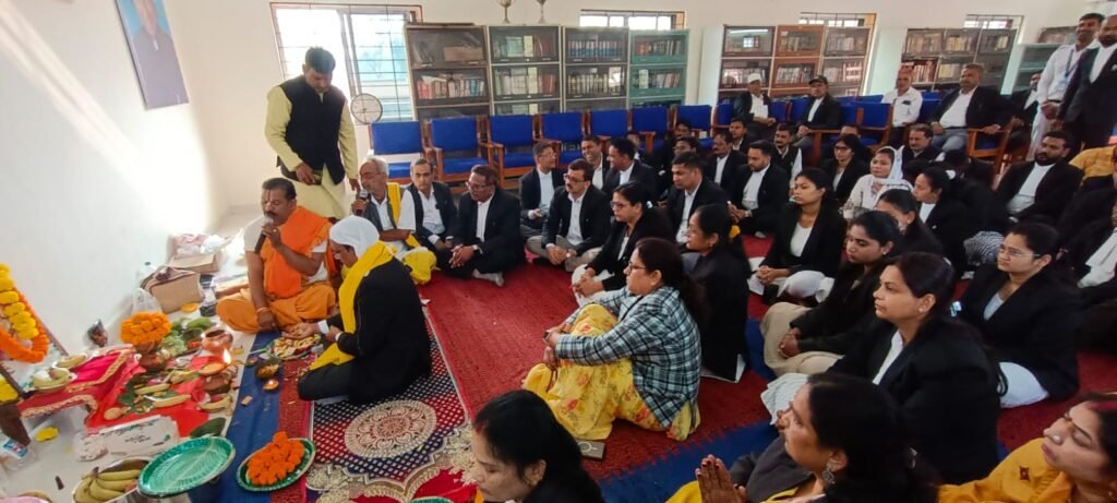 न्यायालय परिसर में बसंत पंचमी पर मां सरस्वती की पूजा अर्चना, साहित्य व समाजसेवा क्षेत्र से जुड़े अधिवक्ताओं का हुआ सम्मान