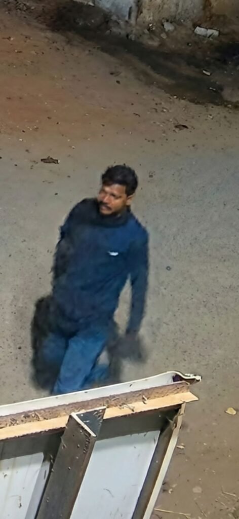 *दंतेश्वरी मंदिर में चोरी, पुलिस ने जारी किए फुटेज* = अब तक पुलिस का कोई भी जिम्मेदार अधिकारी नहीं आया सामने =