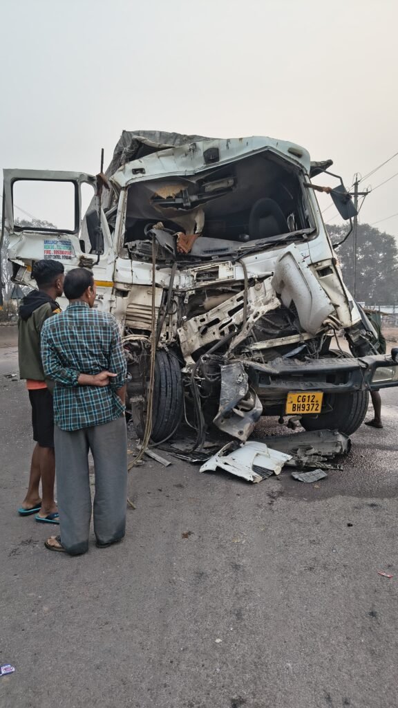 नंदनवन–उरला रोड पर भीषण सड़क हादसा, एक ही कंपनी की दो गाड़ियों की भिड़ंत, ड्राइवर गंभीर रूप से घायल