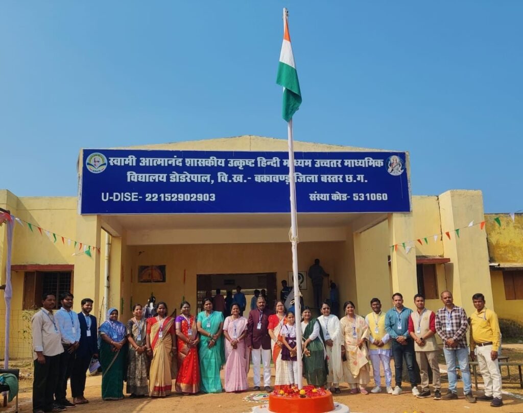 *स्वामी आत्मानंद स्कूल ढोढरेपाल में मनाया गया गणतंत्र दिवस* = सम्मानित किए गए स्कूल के कर्मयोगी शिक्षक =