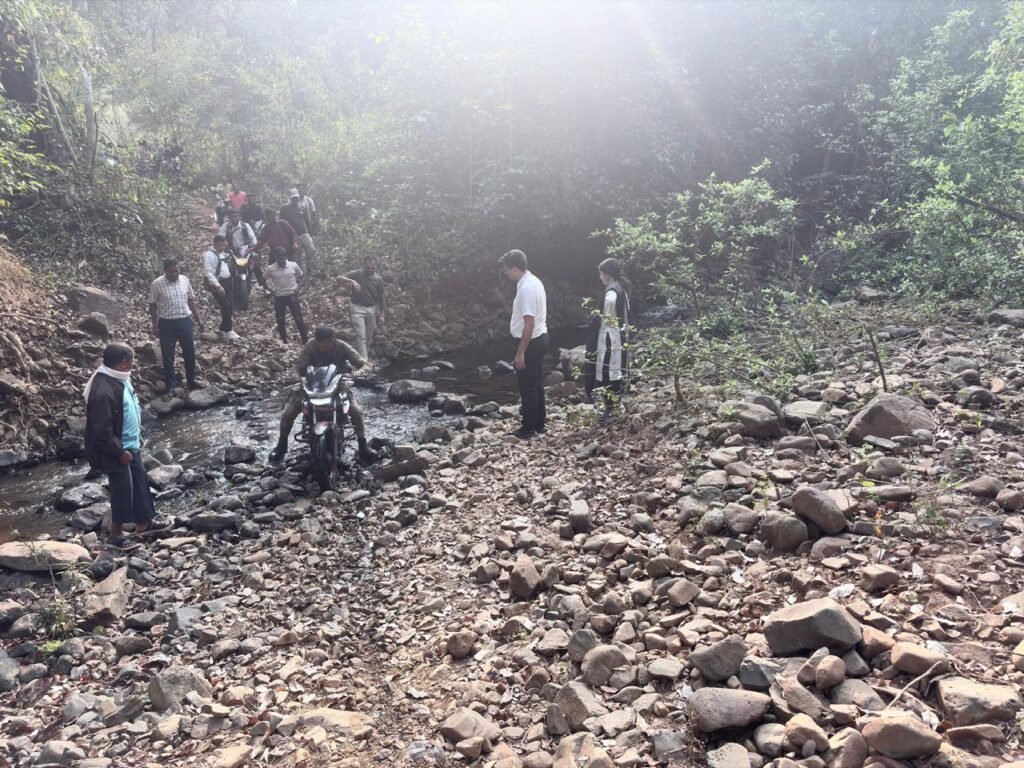 *अपने समृद्ध अतीत की ओर लौट रहा है बस्तर!* = सुलझते जा रहे हैं बस्तर की वादियों के अनसुलझे रहस्य अब = = माड़ क्षेत्र की तुलार गुफा में पहली बार पड़े अफसरों के कदम = = भगवान शिव विराजमान हैं दुर्गम तुलार गुफा में = =दुर्गम पहाड़ियों और दुरूह घाटियों तक होने लगी है अब आमजन की पहुंच = = नक्सल उन्मूलन ने अब राह बना दी है आसान =