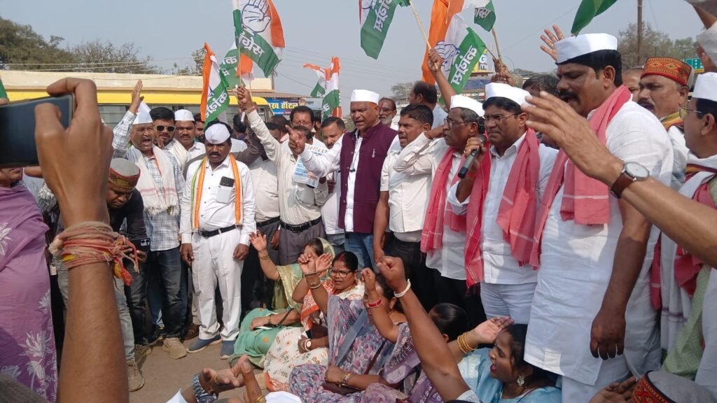 *मनरेगा बचाओ संग्राम एवं धान खरीदी तिथि बढ़ाने हेतु ब्लॉक स्तरीय धरना प्रदर्शन एवं सांकेतिक चक्काजाम कार्यक्रम*