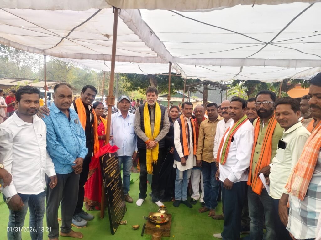 *विधायक किरण देव ने चिलकुटी में किया सीसी सड़क का भूमिपूजन*