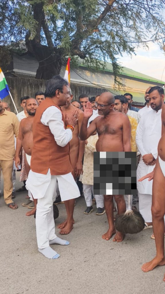 *पूर्व विधायक रेखचंद जैन ने लिए जैन मुनियों से आशीर्वाद*