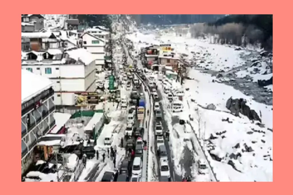 हिमाचल में बर्फबारी बनी आफत, शिमला-मनाली में सैकड़ों पर्यटक फंसे
