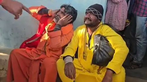 भविष्य बताने के दौरान बिगड़ा माहौल, दो कथित साधुओं को ग्रामीणों ने खदेड़ा