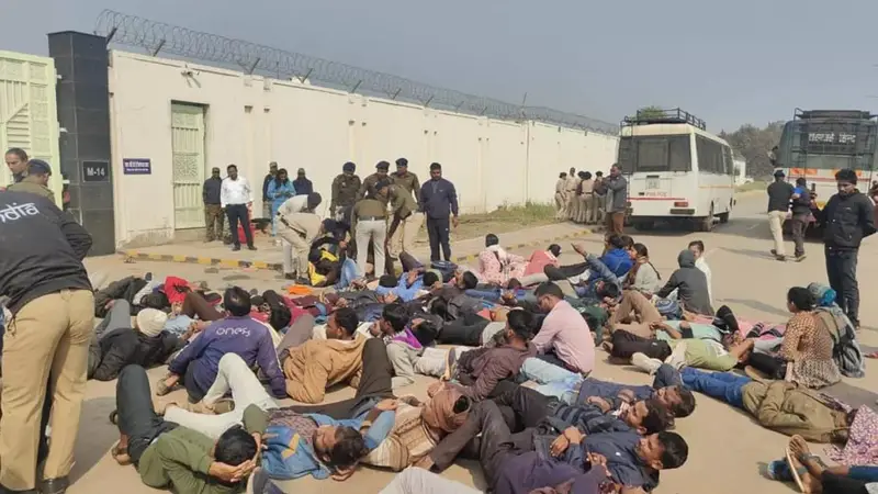 सहायक शिक्षक भर्ती की मांग पर उग्र हुए डीएड अभ्यर्थी, शिक्षा मंत्री के निवास का किया घेराव; पुलिस से हुई धक्का-मुक्की