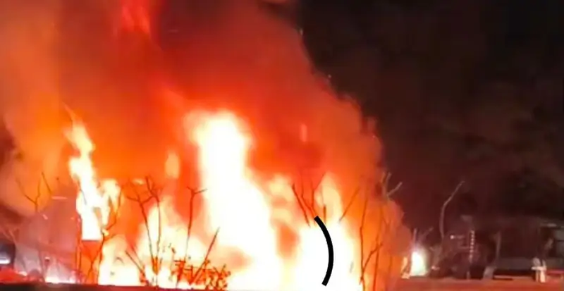 तेलीबांधा में चलती कार बनी आग का गोला, सवारों ने कूदकर बचाई जान