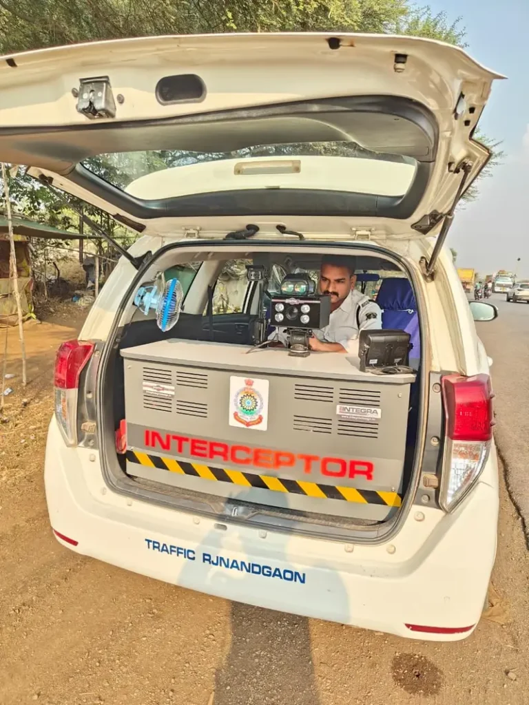 (रायपुर) इंटरसेप्टर वाहन से ओवरस्पीड वाहनों पर सख्त कार्रवाई