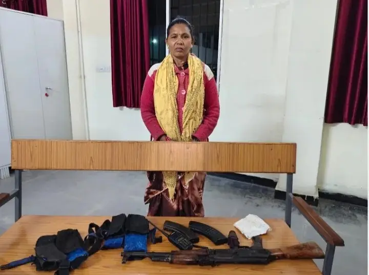 (कांकेर) कांकेर में तीन माओवादी कैडरों ने किया आत्मसमर्पण, महिला नक्सली ने एके-47 के साथ छोड़ी हिंसा