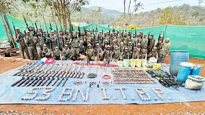 (नारायणपुर) नारायणपुर में सुरक्षाबलों की बड़ी कार्रवाई: नक्सलियों का हथियारों का जखीरा बरामद