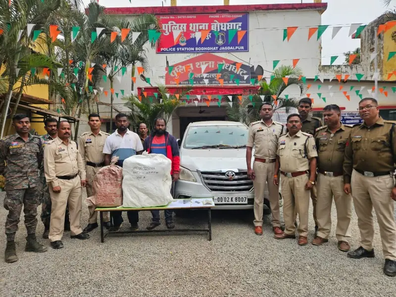 (जगदलपुर) नशे के सौदागरों पर बस्तर पुलिस की बड़ी कार्यवाही ० भारी मात्रा में प्रतिबंधित अवैध नशीला मादक पदार्थ गांजा बिक्री करने के लिए परिवहन कर रहे दो आरोपियों को बोधघाट पुलिस ने किया गिरफ्तार