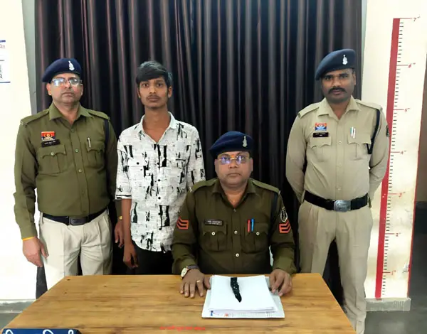 मेला परिसर में हथियार लहराकर दहशत फैलाने वाले दो युवक गिरफ्तार