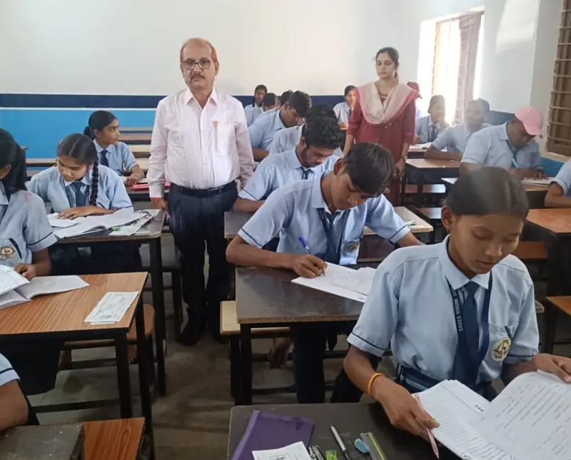 (दुर्ग) बोर्ड परीक्षा का औचक निरीक्षण केंद्रों पर व्यवस्थाएं चुस्त, शत-प्रतिशत रही परीक्षार्थियों की उपस्थिति