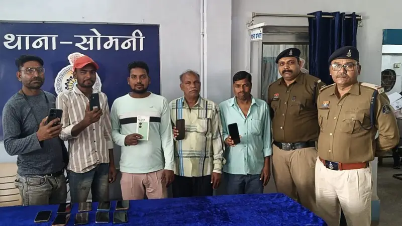 (राजनांदगांव) सोमनी पुलिस ने 13 गुम मोबाइल बरामद कर लौटाए सीआईआर पोर्टल की मदद से 1.30 लाख रुपये के मोबाइल ट्रेस, प्रार्थियों ने जताया आभार