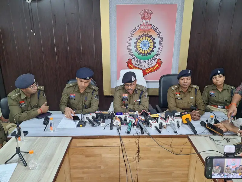 (रायपुर/मीरजापुर) छतीसगढ़ से 5 करोड़ के आभूषण लूट कर भाग रहे बदमाशों को पुलिस ने किया गिरफ्तार