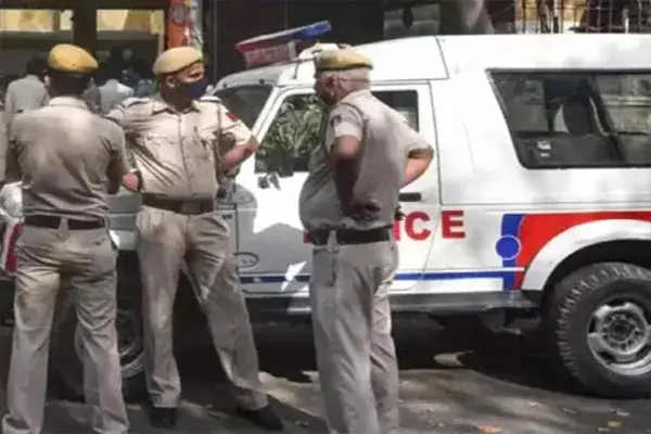 (नई दिल्ली)दिल्ली के पीरागढ़ी में सनसनी, कार के अंदर मिलीं तीन लाशें; जहर खाकर जान देने की आशंका