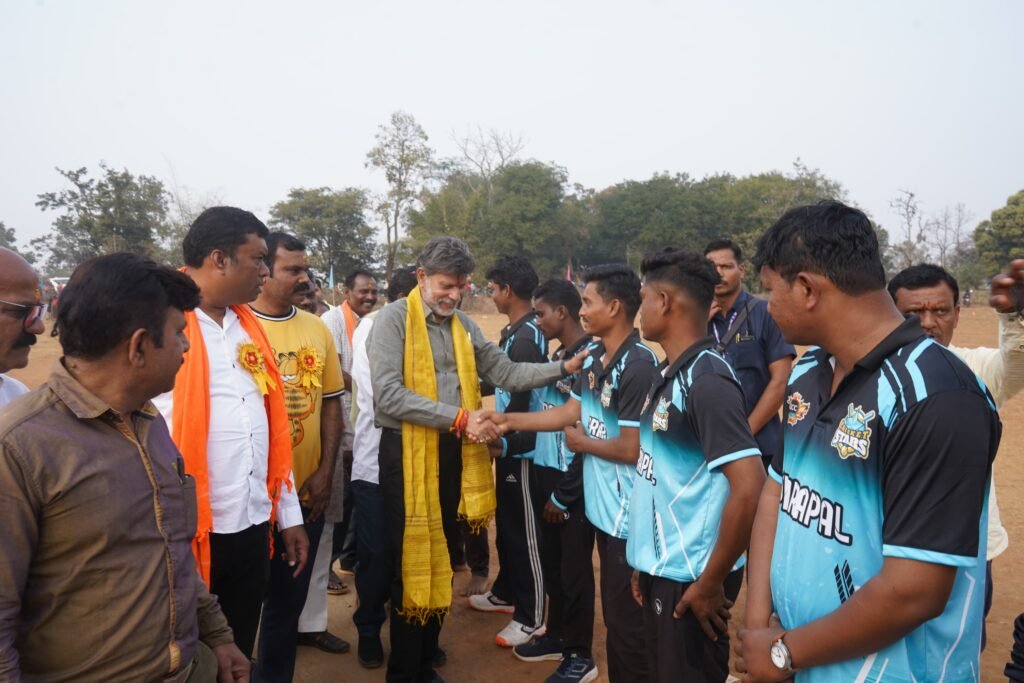 *जीवन में खेल का जीवन में विशेष महत्व: किरण देव* = उलनार में क्रिकेट के फाइनल मुकाबले में शामिल हुयें भाजपा प्रदेश अध्यक्ष एवं विधायक किरण देव =