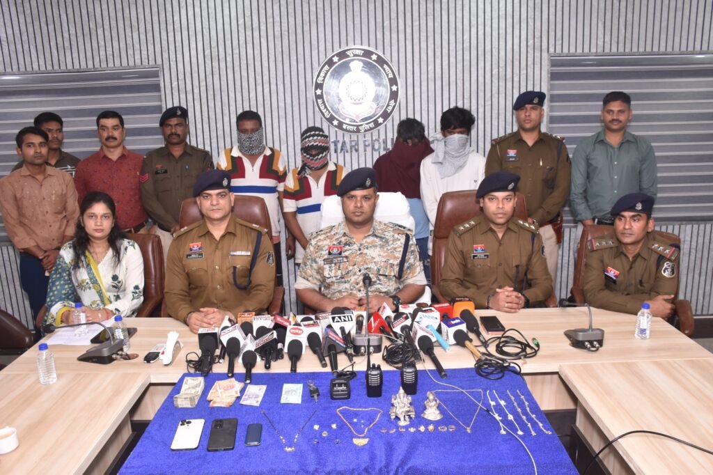 *अंतर्राज्यीय चोर गिरोह का पर्दाफाश, चार आरोपी गिरफ्तार* = वारदात के समय वॉकीटाकी से संवाद करते थे शातिर चोर=