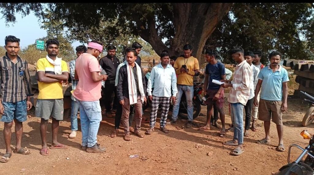 *पाढ़ापुर की भाई-बहन पहाड़ी पर सर्वें कर रही एनएमडीसी की टीम को खदेड़ा ग्रामीणों ने* = वर्तमान और पूर्व सरपंचों ने जताई कड़ी आपत्ति =