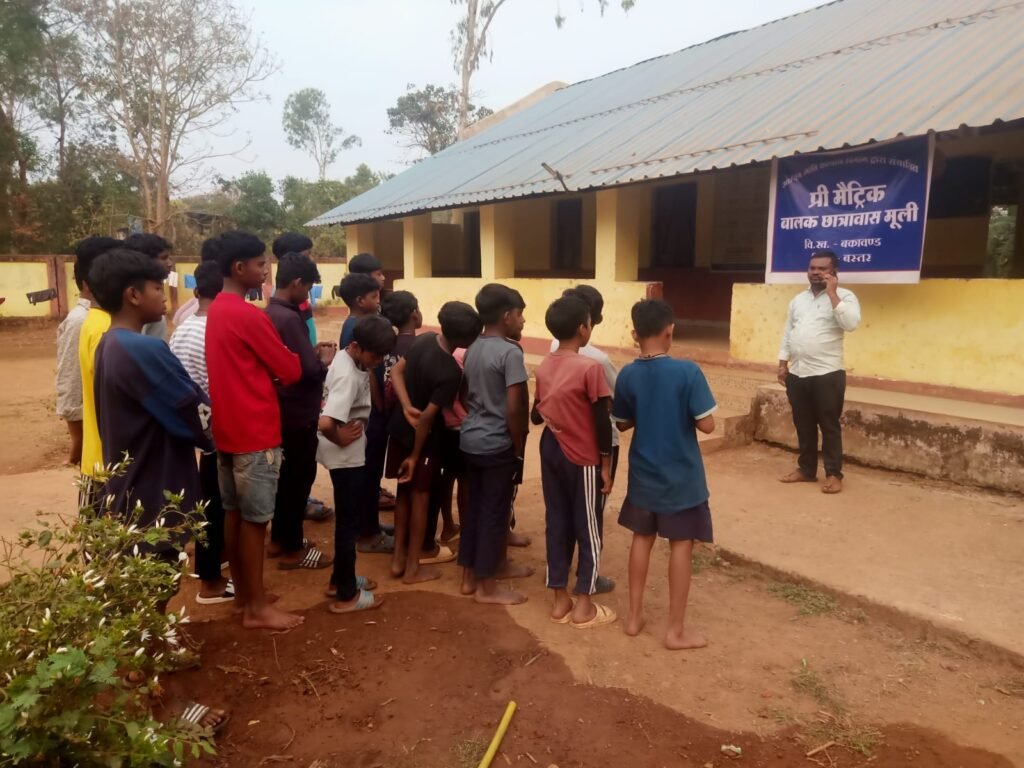 *छात्रों के हिस्से का चावल हजम कर रहे हैं अधीक्षक* = मूली के प्री मेट्रिक बालक छात्रावास का मामला = = करीब 8 क्विंटल चावल में से लाते हैं महज 6 कट्टे = = हॉस्टल से लगातार गायब भी रहते हैं अधीक्षक =