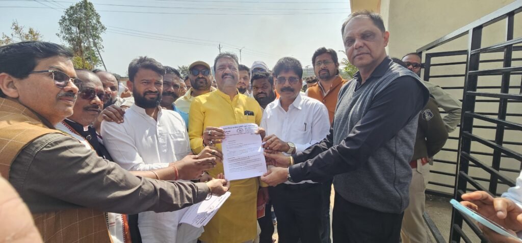 *बस्तर की जनता को बेहतर सुविधाओं के नाम पर लूटना कतई बर्दाश्त नहीं,होगा पुरजोर विरोध –सुशील मौर्य* *भाजपा की डबल इंजन की सरकार में मुनाफाखोरी जोरो पर,पैसा कमाना ही इनका मुख्य पेशा– राजेश चौधरी* *बस्तर जिला कांग्रेस कमेटी शहर द्वारा अत्यधिक शुल्क व अनियमितताओं के विरुद्ध सुपर स्पेशलिस्ट अस्पताल के खिलाफ किया विरोध प्रदर्शन*