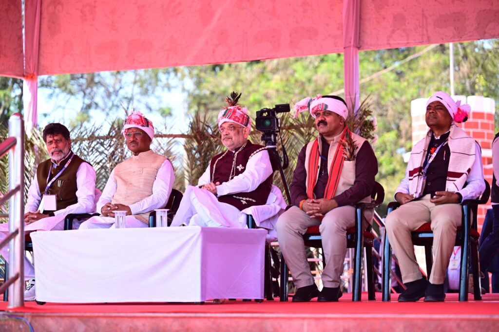 *अमित शाह ने देखा बस्तर की जनजातीय विरासत का वैभव, अभिभूत हो उठे शाह* = विजेता दलों से मिलकर बढ़ाया उनका हौसला = = बस्तर पंडुम में प्रदर्शनी देखकर शाह मंत्रमुग्ध =