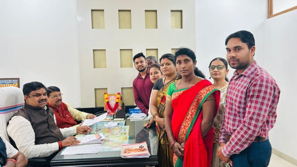 *स्वामी आत्मानंद संविदा शिक्षक संघ ने शिक्षा मंत्री से की मुलाकात* = नियमितीकरण और वेतन वृद्धि का मिला आश्वासन =