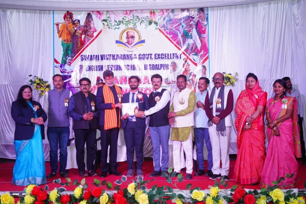 *स्वामी विवेकानंद स्कूल में वार्षिकोत्सव की धूम* = कार्यक्रम में शामिल हुए विधायक किरण देव और मेयर संजय पांडे =