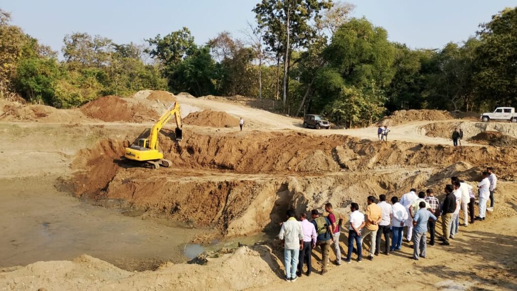 *अफसरों के वाहनों से रेत का अवैध खनन और तस्करी!* =बकावंड ब्लॉक में रेत माफियाओं को मिला अधिकारियों का संरक्षण =