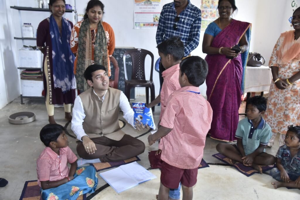 *बच्चों के बीच जमीन पर बैठे कलेक्टर* *बंकेपारा आंगनवाड़ी केंद्र में श्री आकाश छिकारा ने लिया वजन त्यौहार के तहत पोषण स्तर का जायजा*