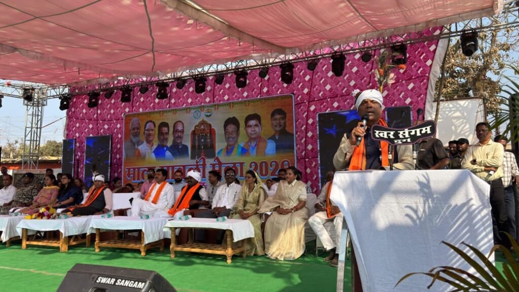 माता मावली मेला में शामिल हुए वनमंत्री केदार कश्यप एवं मंत्री टंकराम वर्मा मेले में लगे विभिन्न दुकानों एवं विभागों द्वारा लगाई गई स्टॉलों का किया अवलोकन 01 करोड़ 76 लाख 59 हजार का भूमिपूजन और 59 लाख 51 हजार रूपये का किया गया लोकार्पण