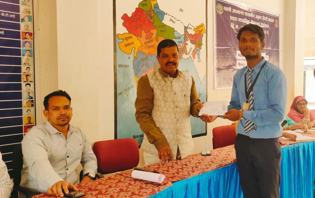 *स्वामी आत्मानंद उत्कृष्ट हिंदी माध्यम विद्यालय ढोढरेपाल में 10वी 12वी के छात्र छात्राओं को परीक्षा की शुभकामनाओ के साथ विद्यालय के प्राचार्य श्री गोवर्धन पानीग्राही ने प्रवेश पत्र किया वितरण किया*