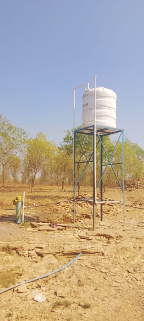 *सोलर डबल पंप दो साल से बंद, 2 किमी दूर से पानी ला रहे हैं ग्रामीण* = प्रशासनिक लापरवाही का खामियाजा भोगने मजबूर हैं ग्रामीण =