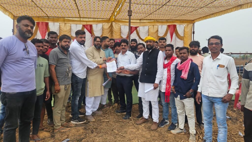 *बस्तर की धरती और खनिज संपदा पर बस्तर के युवाओं का ही अधिकार* = दंडकारण्य टिप्पर ट्राला संगठन ने खोला मोर्चा =