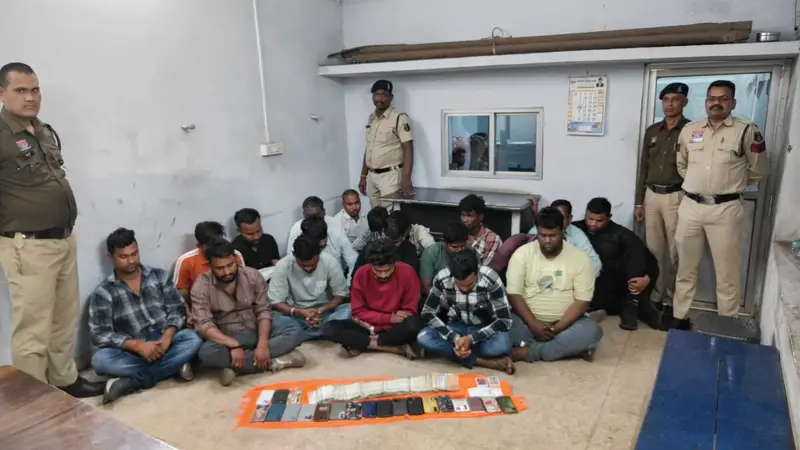 ट्रांसपोर्ट नगर में जुए की महफिल पर पुलिस का धावा: 19 जुआरी धराए, 5 लाख से ज्यादा की नगदी और मोबाइल जब्त