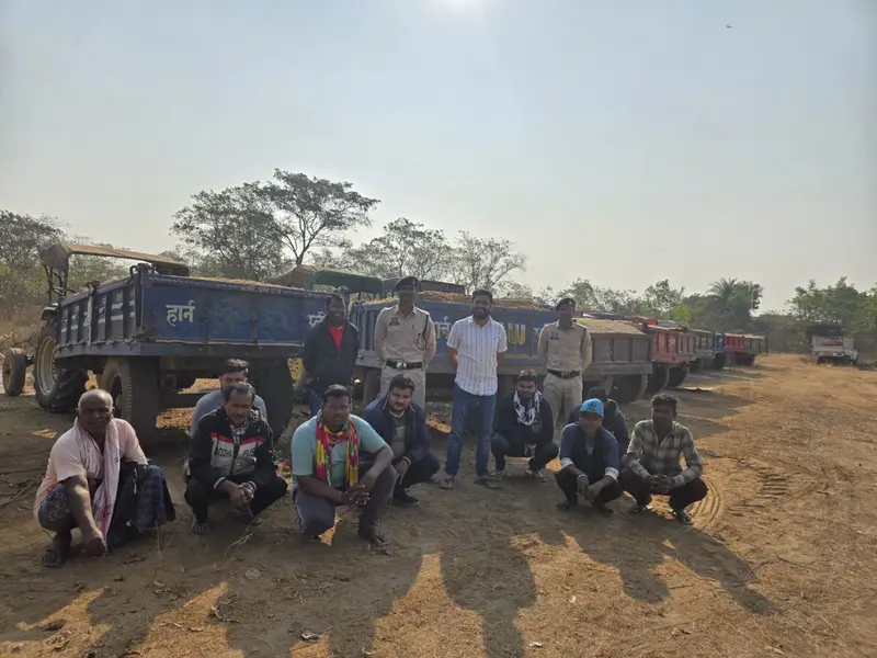 रेत के अवैध परिवहन पर बड़ी कार्रवाई राजस्व और पुलिस की संयुक्त टीम ने 12 ट्रैक्टर जब्त किए