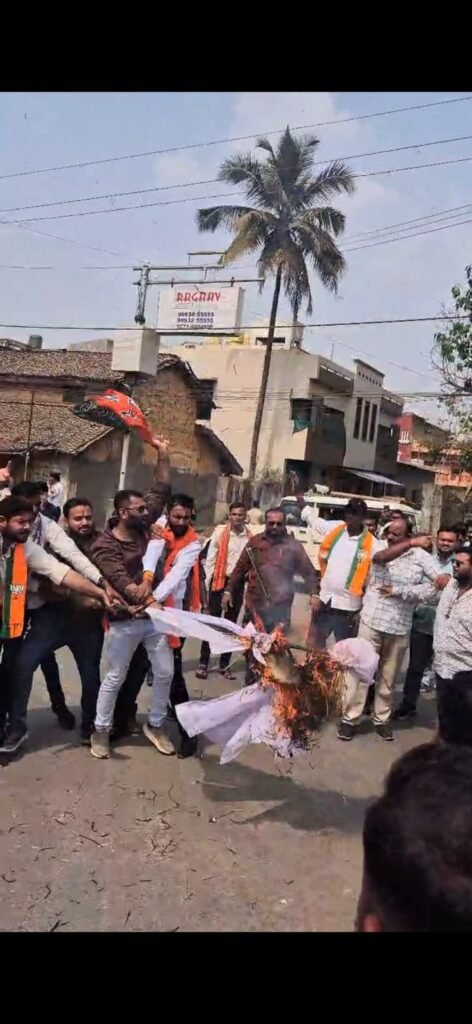 *भाजयुमो ने कांग्रेसियों के सामने फूंका राहुल गांधी और मल्लिकार्जुन खड़गे का पुतला* = भाजपा कार्यालय घेरने पहुंचे थे कांग्रेस के लोग =