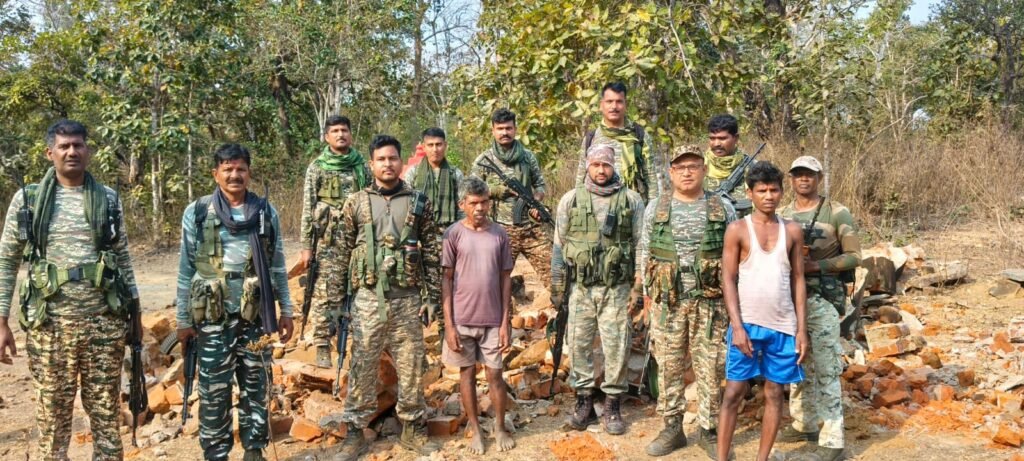 *सुरक्षा बल ने दहा दिए सात नक्सली स्मारक* = मोरपल्ली इलाके में बना रखे थे ये स्मारक =