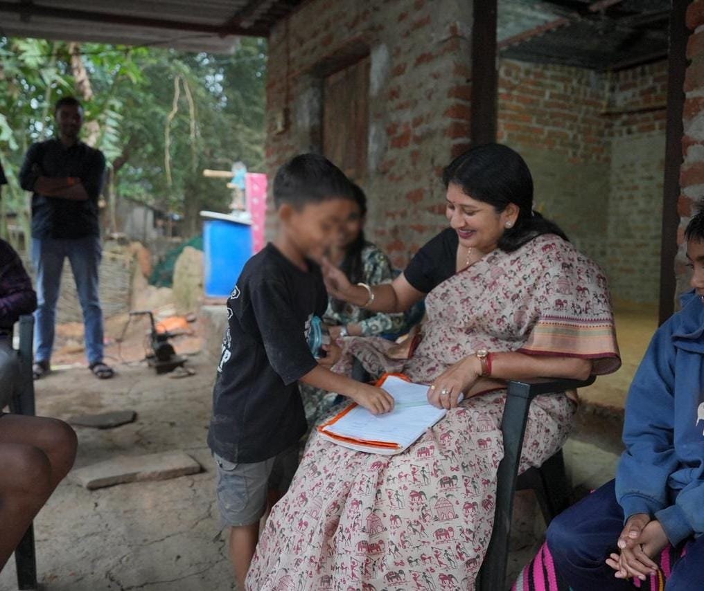 *दूरस्थ वनांचलो तक पहुंचा आयोग, फोस्टर बच्चों का जाना हाल* *नक्सल प्रभावित क्षेत्र के बच्चों का सपना सेना में जाने की चाह* *फोस्टर केयर में खिल रही मुस्कान, आयोग ने किया क्रियान्वयन का निरीक्षण* *बच्चों को संस्था में रखने की जगह सुरक्षित पारिवारिक वातावरण सर्वश्रेष्ठ विकल्प = डॉ वर्णिका शर्मा*