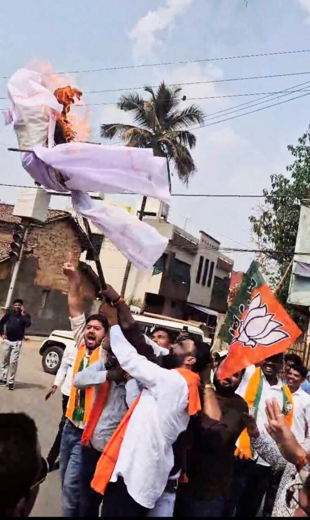 भाजयुमो ने कांग्रेसियो के सामने राहुल गांधी और मल्लिकार्जुन खड़गे का पुतला फूंका : अभिलाष यादव