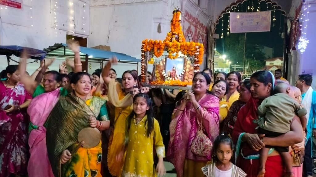 *नवरात्रियों पर मंदिर जाने वाले देवी के नहीं मान्यताओं के भक्त* संपत्ति में ग्रहण तब लगता है जब उसका दुरुपयोग हो भक्तों ने नगर में निकाली मां कालरात्रि की पालकी