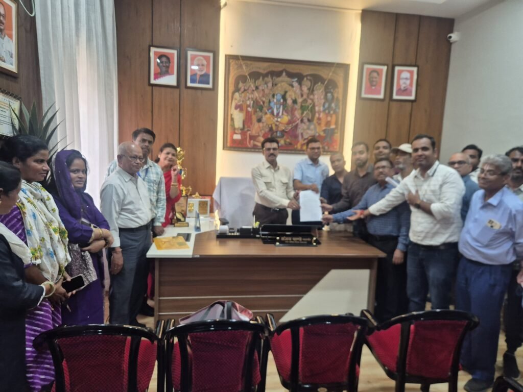 *नगर निगम में अवैध प्लॉटिंग के नियमितिकरण को लेकर महत्वपूर्ण बैठक* *आम आदमी को नियमों के तहत वैध अधिकार दिलाने निगम कटिबद्ध-संजय पाण्डेय*