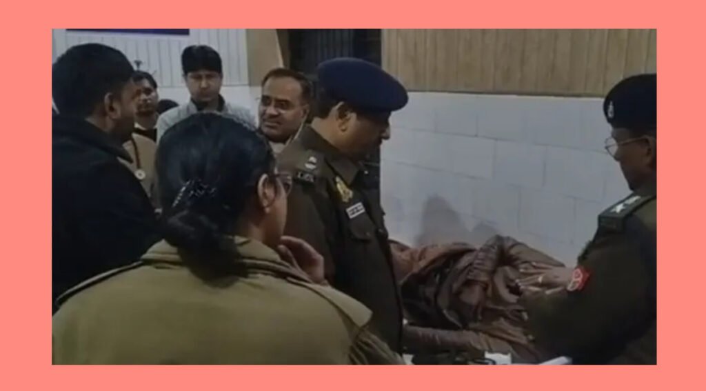 घने कोहरे में पलटी श्रद्धालुओं से भरी डबल डेकर बस, 10 यात्री घायल